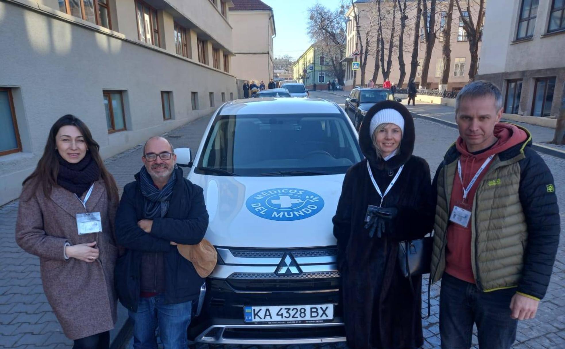 Jesús Cruz (segundo por la izquierda), junto a una doctora, una traductora y el coordinador de logística de su equipo. 