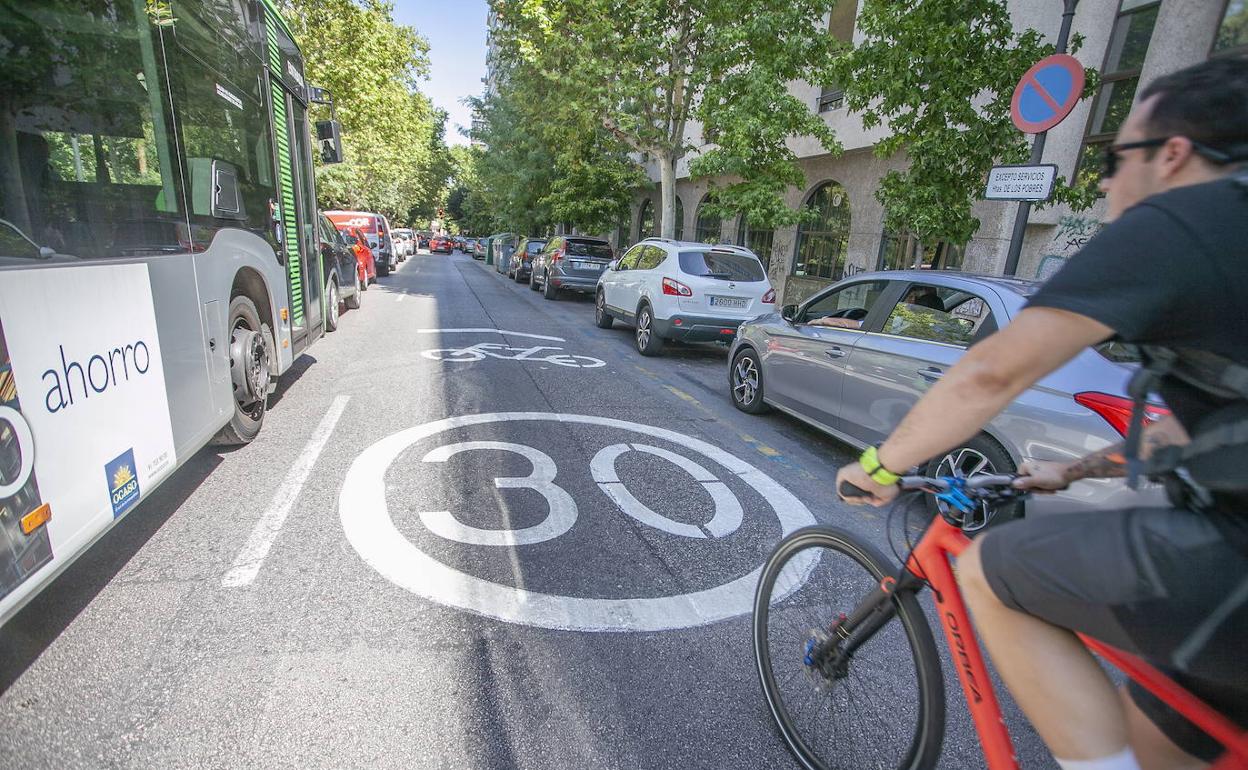 Un usuario en bicicleta por el carril 30 de la avenida de España de Cáceres. 