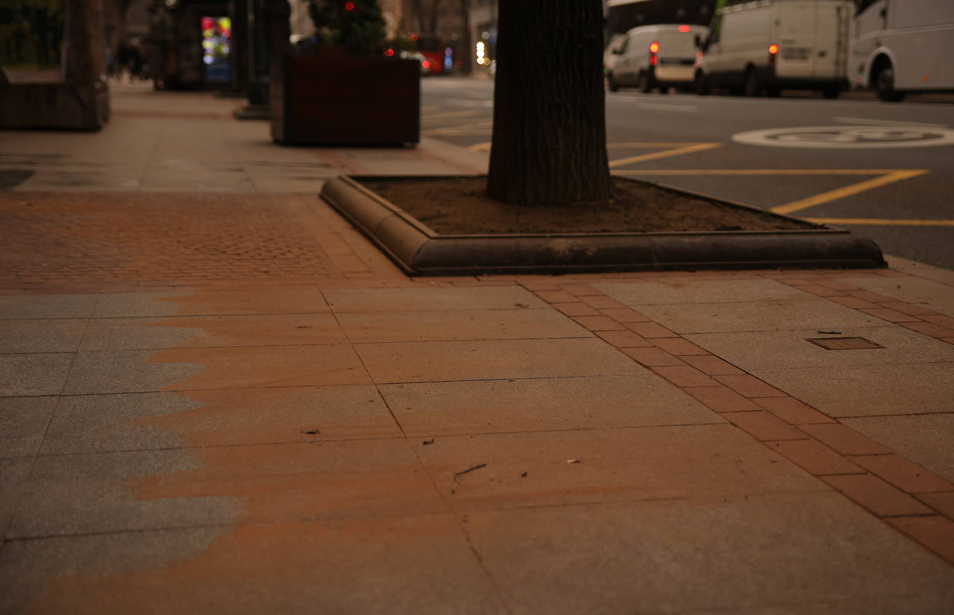 Las calles de Bilbao han amanecido llenas de polvo rojo por la 'lluvia de barro'.