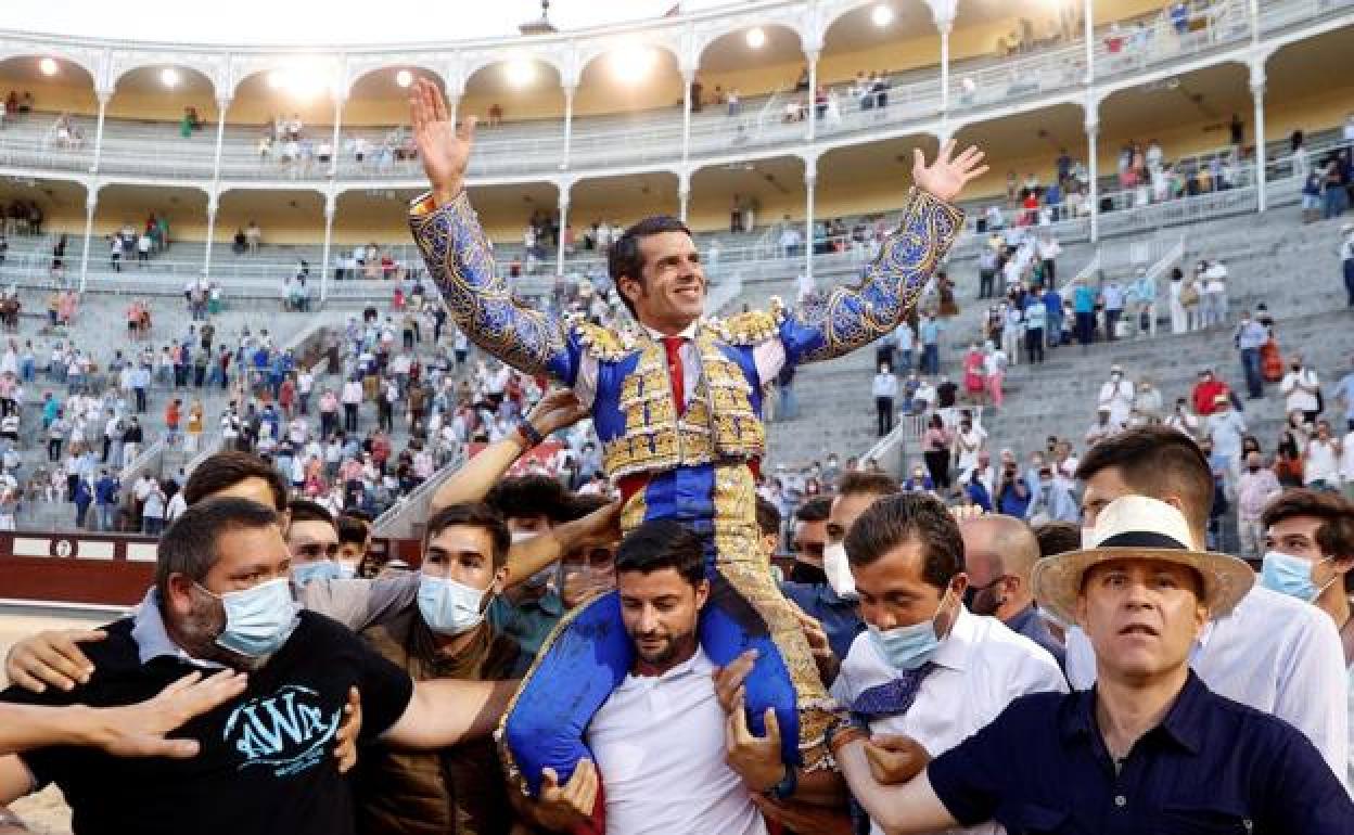 El diestro de Torrejoncillo Emilio de Justo sale a hombros en la plaza de toros madrileña.