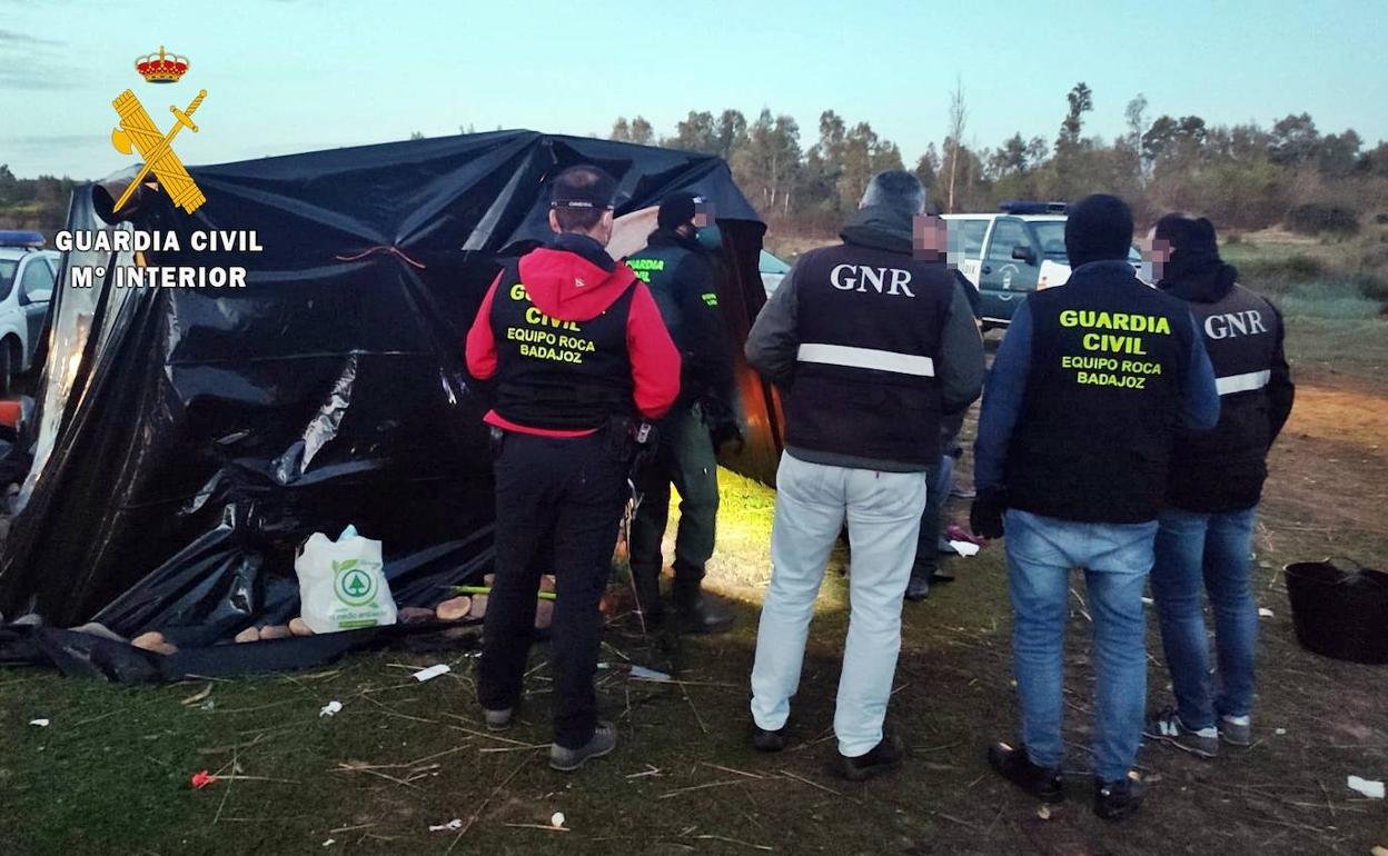 Agentes portugueses de la GNR junto a guardias civiles en un momento de la operación. 