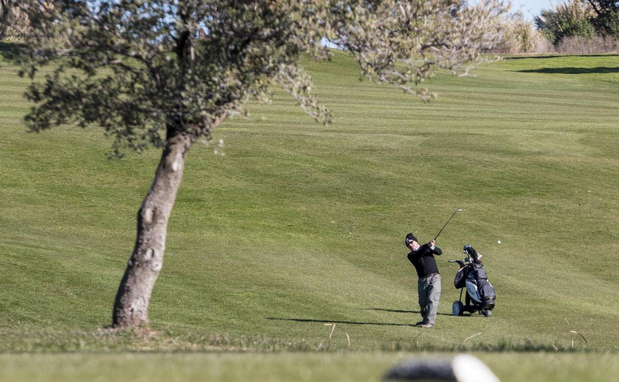 Campo de golf del complejo situado a hora y media de Madrid en coche, cerca de Navalmoral de la Mata. 