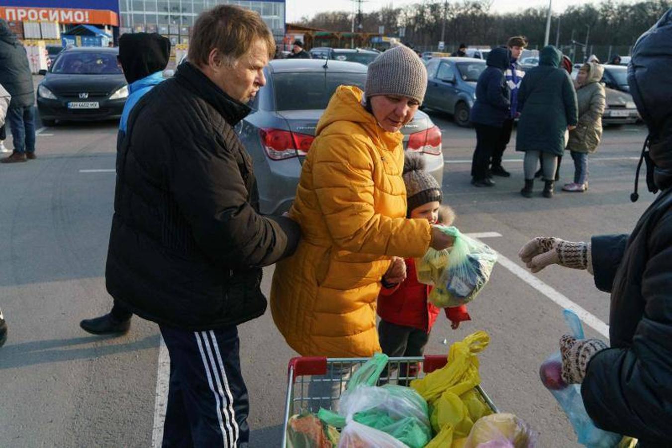 Reparto de alimentos para los refugiados que han logrado salir de Mariupol.