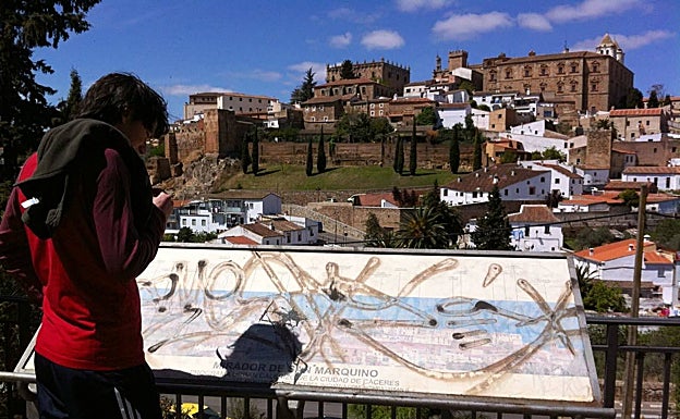 Así estaba el mirador en 2012, con el panel informativo que se quitó. 