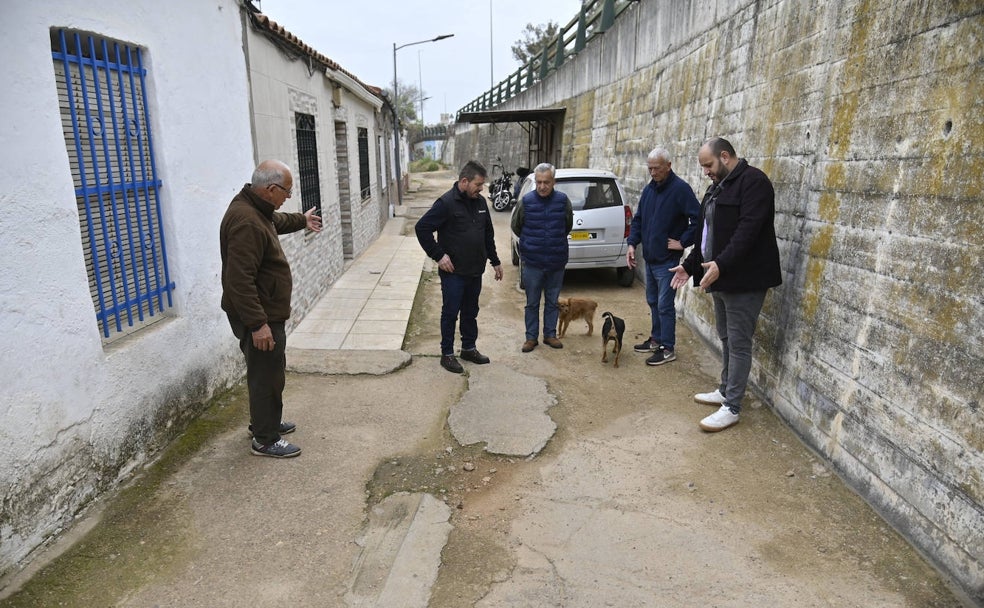 Vecinos del barrio Camino Viejo de San Vicente muestran el estado del suelo. 