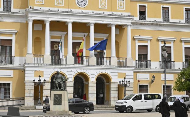 En la fachada del Ayuntamiento de Badajoz solo ondean las banderas de Extremadura, España y la UE. 