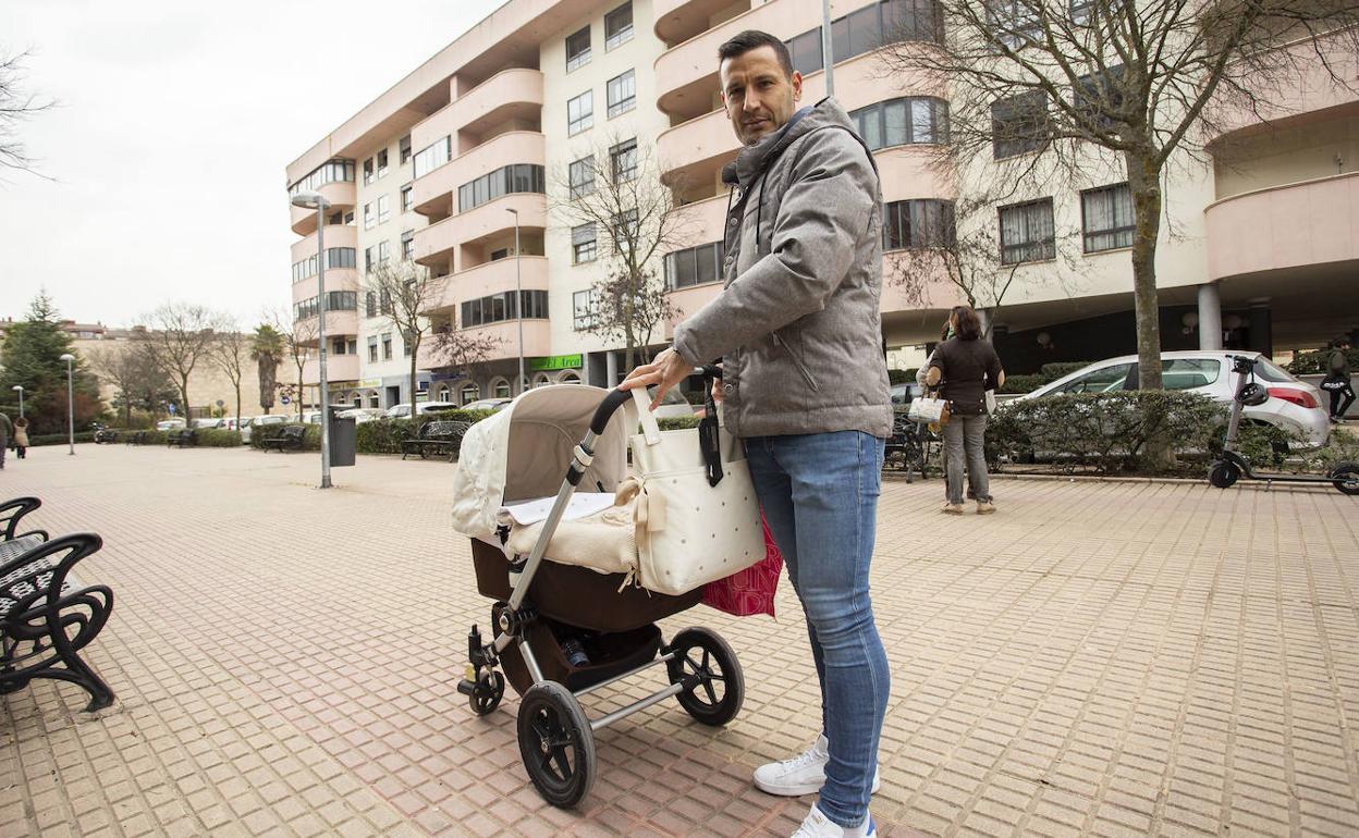 «Estoy disfrutando mucho mi permiso de paternidad», dice Luis Fernando Moraleda (43 años), de paseo por Cáceres con su hija. 