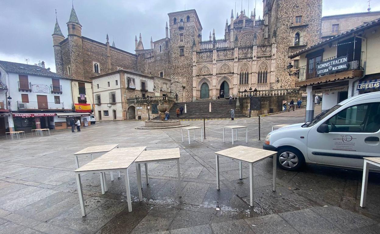 Aspecto que presentaba la plaza de Santa María de Guadalupe ayer lunes con lluvía.