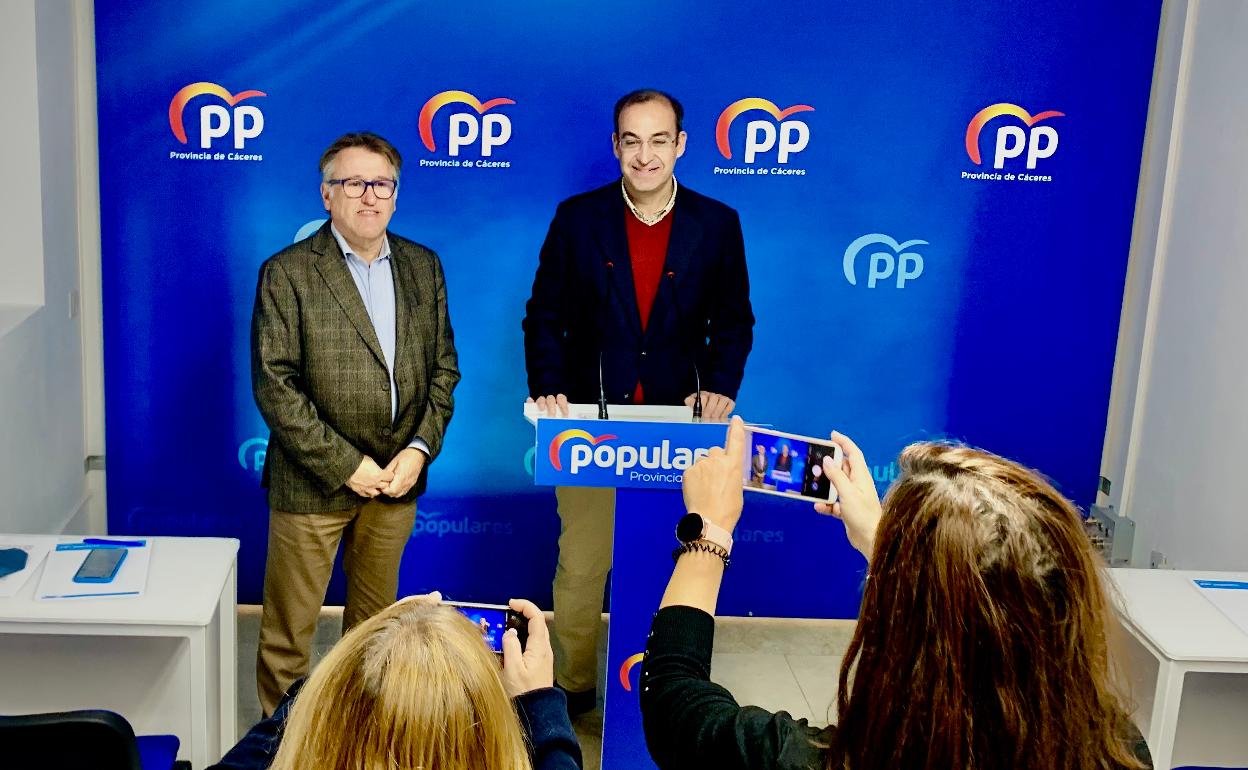 Víctor del Moral, a la izquierda, junto a Rafael Mateos, en la sede del PP en Cáceres. 