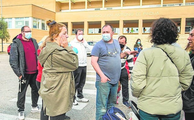 A la izquierda Krystina Mykulyak con voluntarios en el San Antonio. 