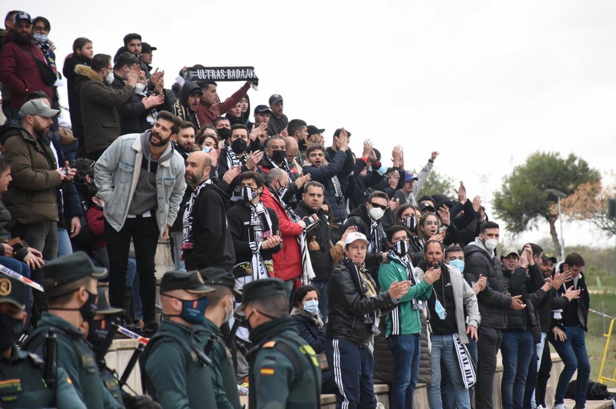 La afición del Badajoz está entregada a su equipo en el objetivo de intentar llevarlo al playoff. 