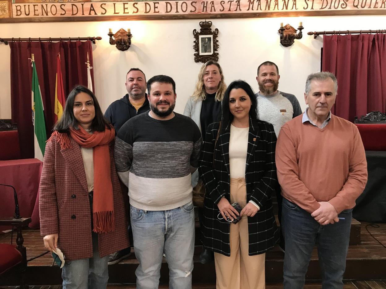 En el centro, los dos nuevos concejales, Jesús Martín y Noelia Pavón. 