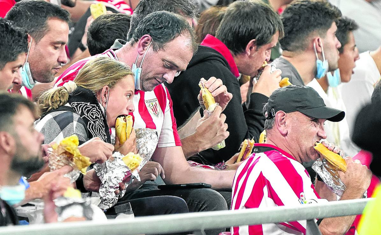 Aficionados del Athletic, en San Mamés, durante un partido de Liga. 