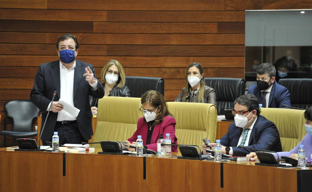 El presidente de la Junta de Extremadura, Guillermo Fernández Vara, durante el pleno en la Asamblea. 