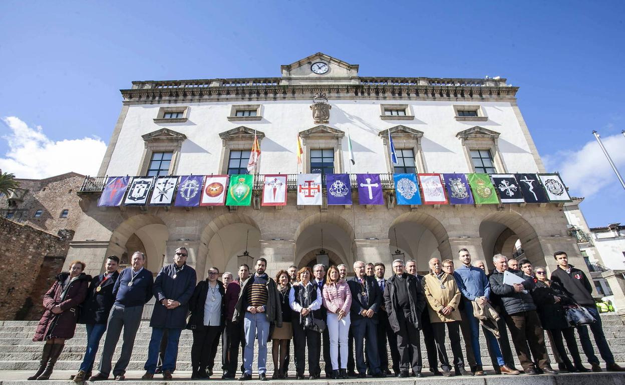 Los estandartes de las cofradías cacereñas en el balcón del Ayuntamiento en abril de 2019. 