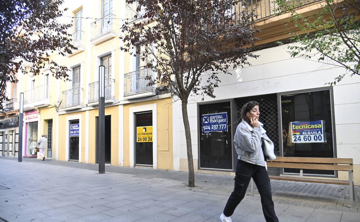 Locales en alquiler en la calle Menacho, donde tratan de recuperar el tirón tras el cierre de Zara. 