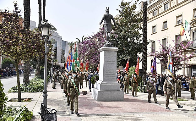 Desfile militar de la Brigada Extremadura XI junto a la estatua de Menacho en Badajoz. 