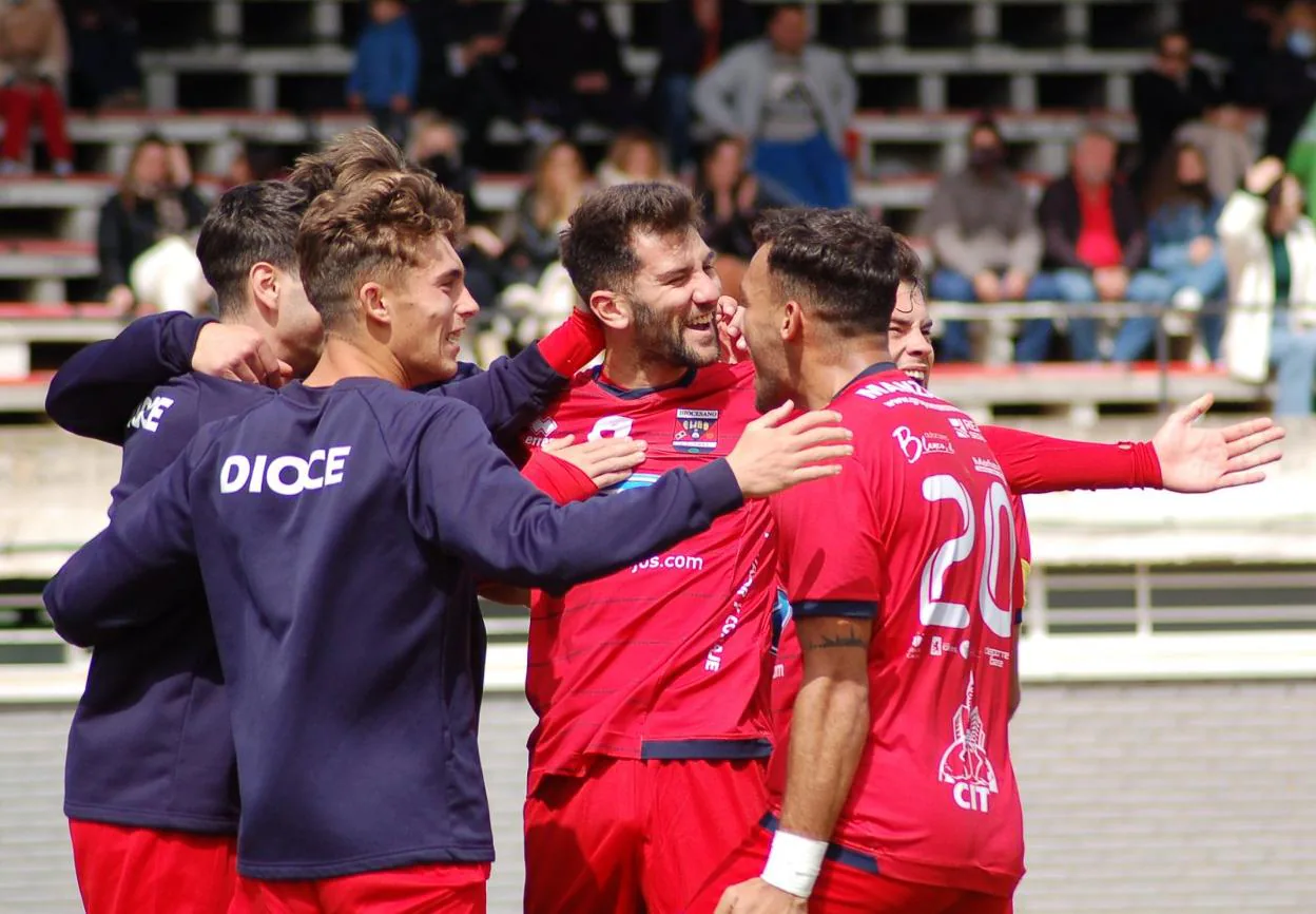 Adri Mercadal celebra con sus compañeros el 0-3 del Diocesano. 