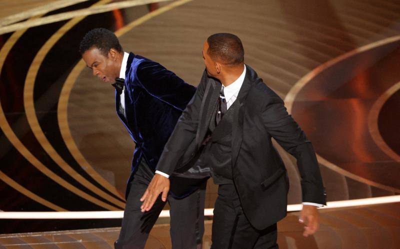 Will Smith ha subido al escenario y le ha dado un golpe en la cara a Chris Rock por hablar de su esposa. Cuando se ha vuelto a su asiento ha gritado: "¡Quítate el nombre de mi mujer de tu puta boca!".