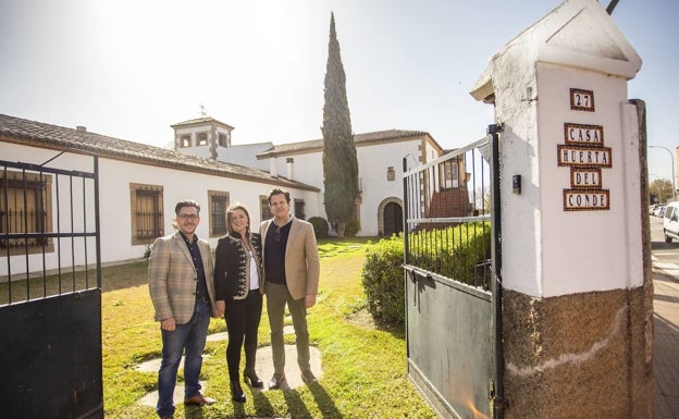 De izquierda a derecha, Benjamín Caballero, Susana Mateos y Juan Carlos Gutiérrez-Ulecia en la entrada de la casa, frente a los juzgados.