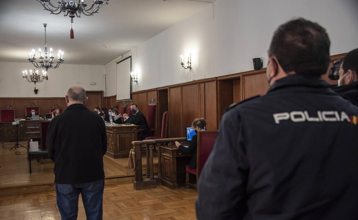 El acusado confesó que había cometido el crimen y se entregó en el cuartel.