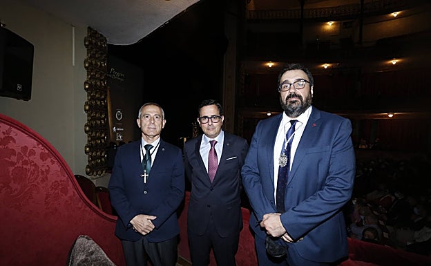 De izquierda a derecha, Agustín Margallo, Juan José Castela y David Remedios, cofrades del año. 