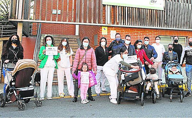 Los padres concentrados a las puertas de la guardería. 