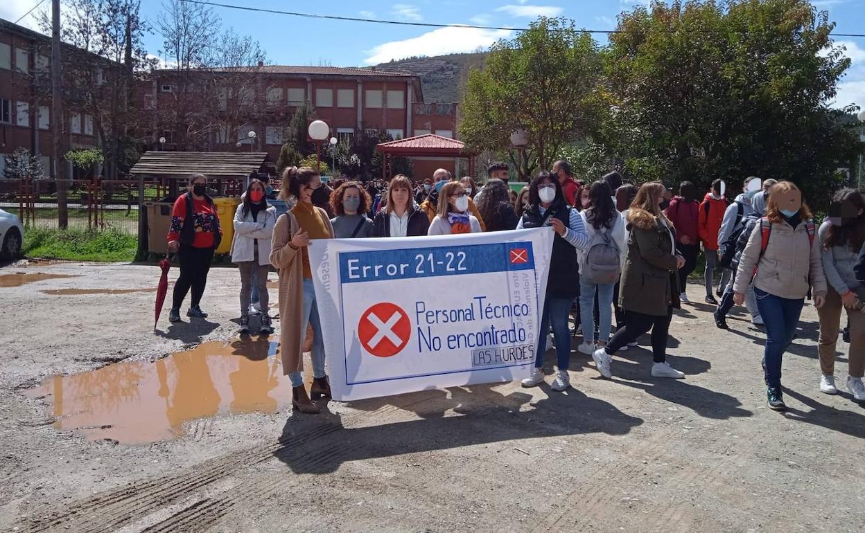 Protesta de esta tarde de la Ampa del IES 'Gregorio Marañón' de Caminomorisco por la ausencia de un informático en el centro. 