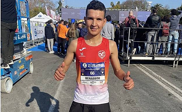 Houssame Benabbou tras completar la Maratón de Sevilla donde consiguió  la mínima europea el pasado mes de febrero. 