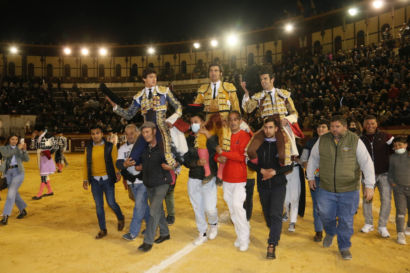 Fotos: Morante, Roca Rey de Emilio de Justo salen a hombros en Almendralejo