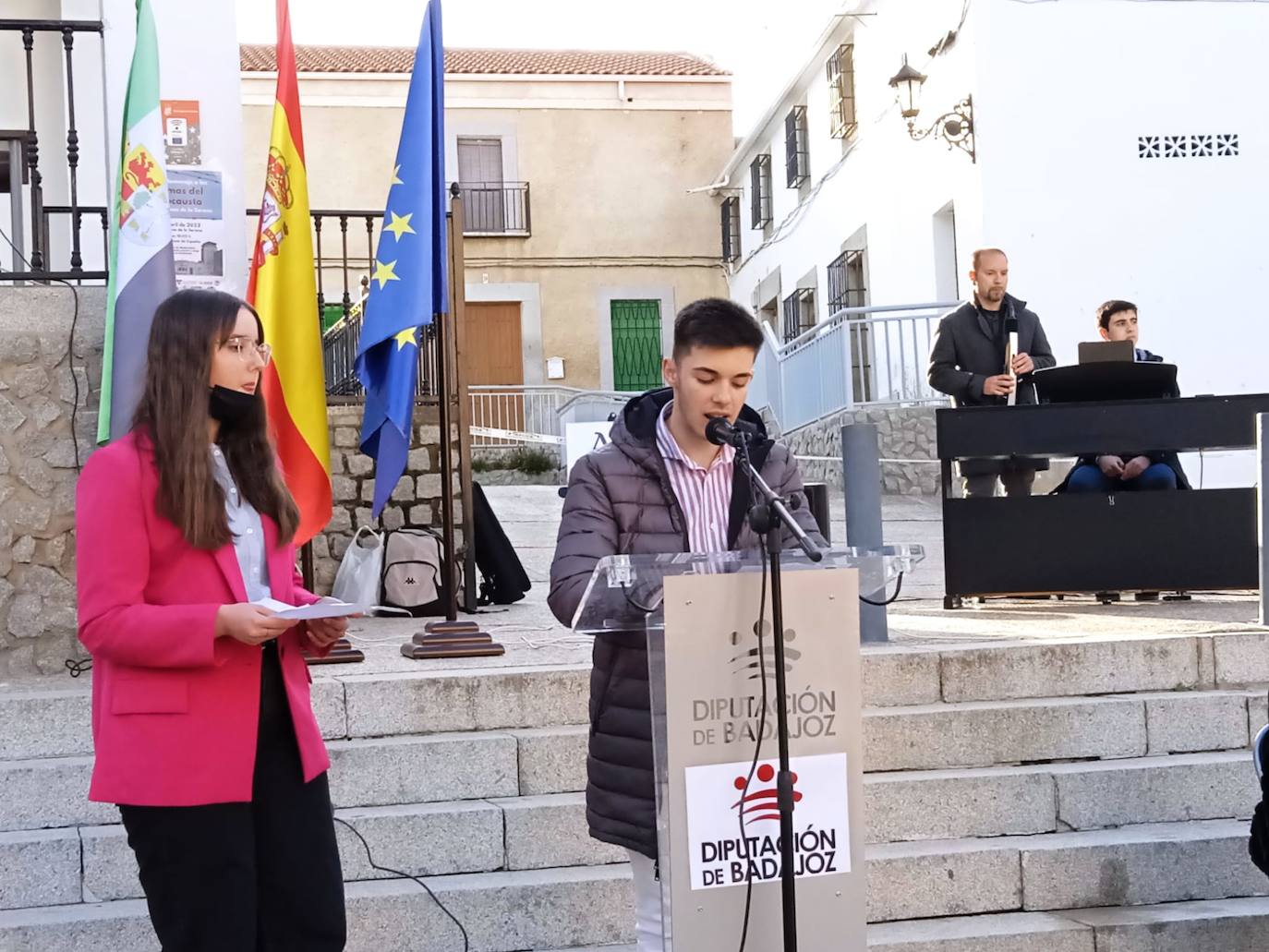 Fotos: Esparragosa coloca adoquines de la memoria en homenaje a cuatro vecinos víctimas del nazismo