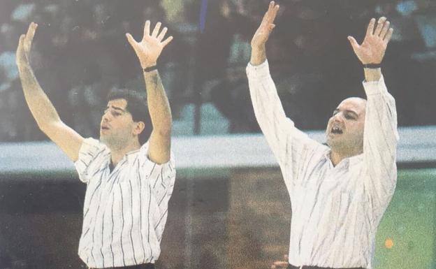 Un joven Javier Imbroda da indicaciones junto a su ayudante y amigo Pedro Ramírez durante la etapa de Maristas. 