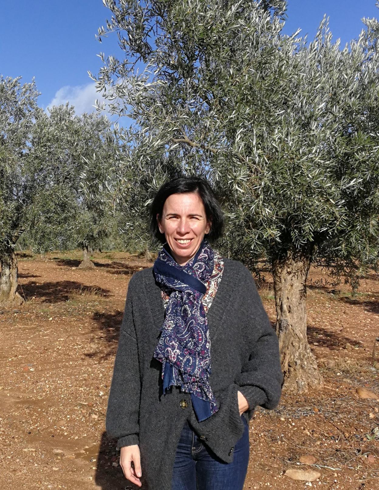 Isabel Romero, en un olivar de Monterrubio de la Serena, donde administra también una explotación agraria. 