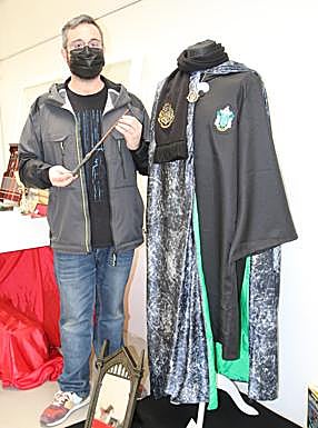 Víctor muestra una de las varitas y la capa de invisibilidad. 