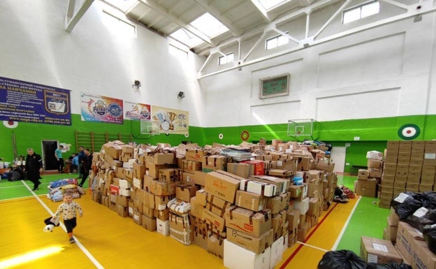 Imagen de la llegada del material solidario procedente de Cáceres en el gimnasio de un colegio de Rivne. 