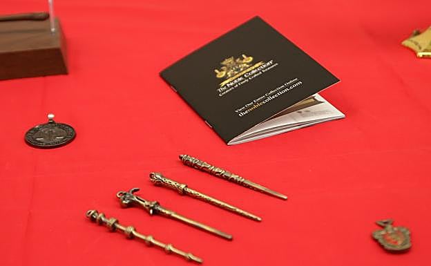 Algunos de los objetos de Harry Potter de la colección de Víctor Gallego. 