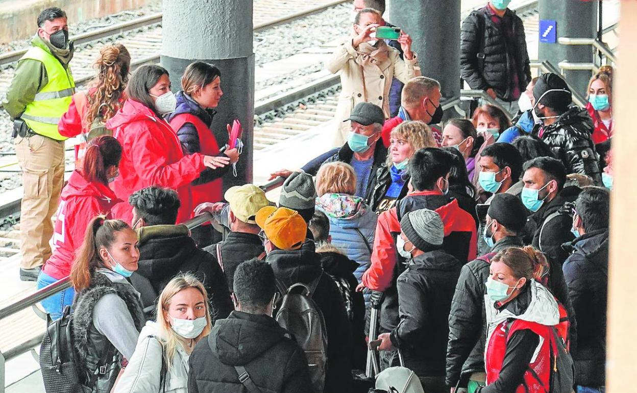 Refugiados ucranianos en la estación de trenes de Badajoz a mediados de marzo.