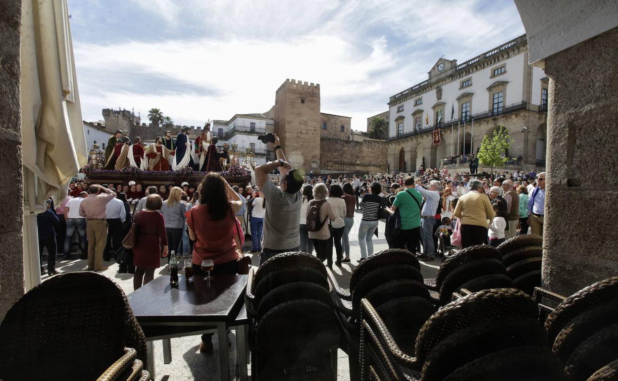 Terraza de la Plaza Mayor retirada al paso de la procesión de la Sagrada Cena. 