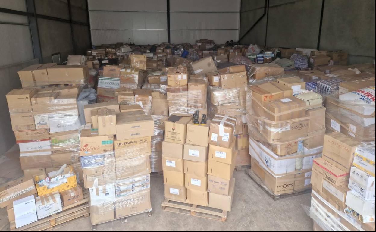 Ayuda almacenada sin poder darle salida en una de las naves de la cooperativa arroyana.