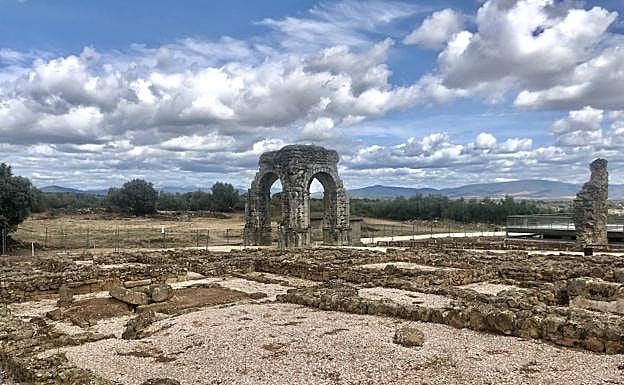 Yacimiento de Cáparra con su emblemático arco al fondo.
