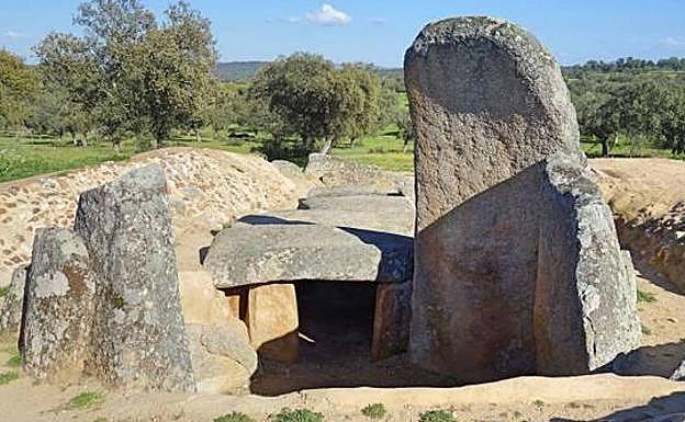 Dolmen de Lácara, a diez kilómetros de la Autovía de la Plata.