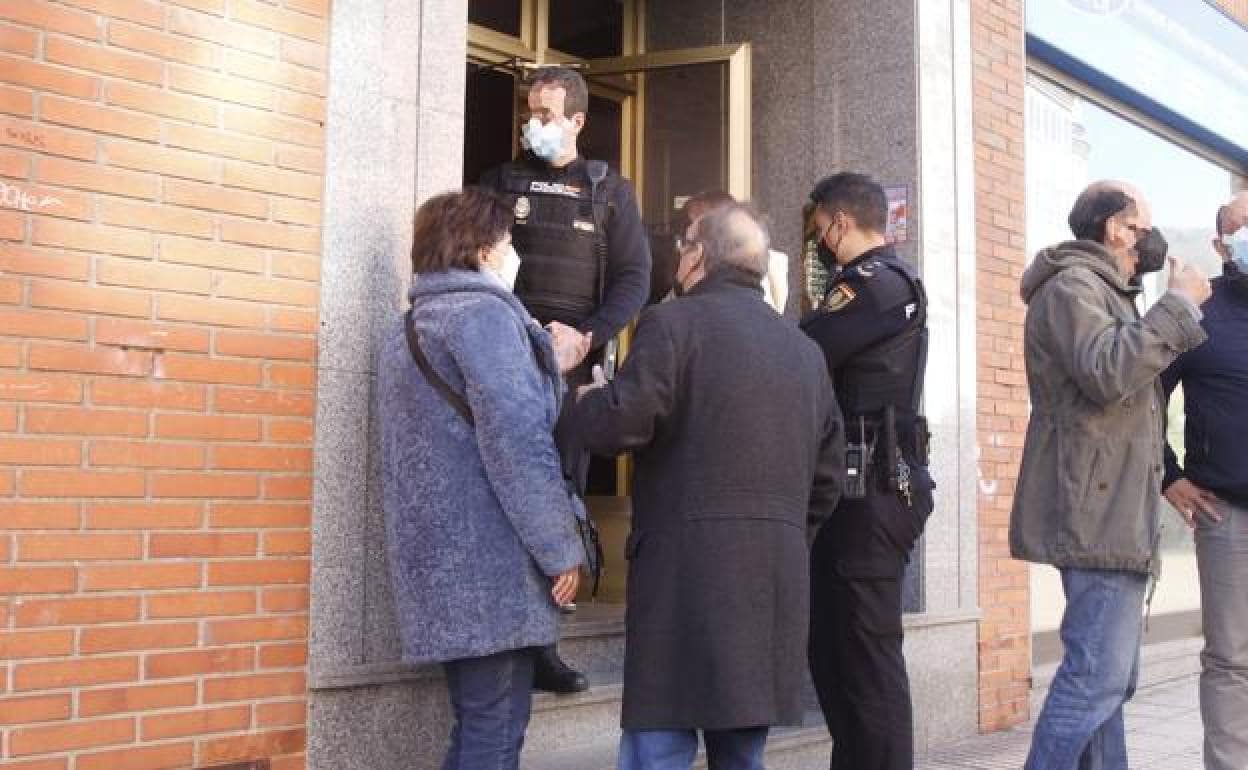 Portal del edificio donde fue agredida la menor que murió en Oviedo.