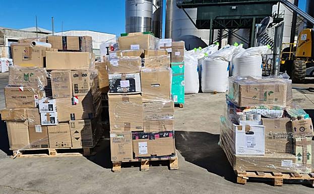 Pales con alimentos no perecederos a corto plazo y ropa en el exterior de la cooperativa en días pasados. Ya toda la ayuda está a cubierto.