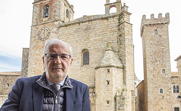 Santos Benítez, con la iglesia de San Mateo al fondo. 