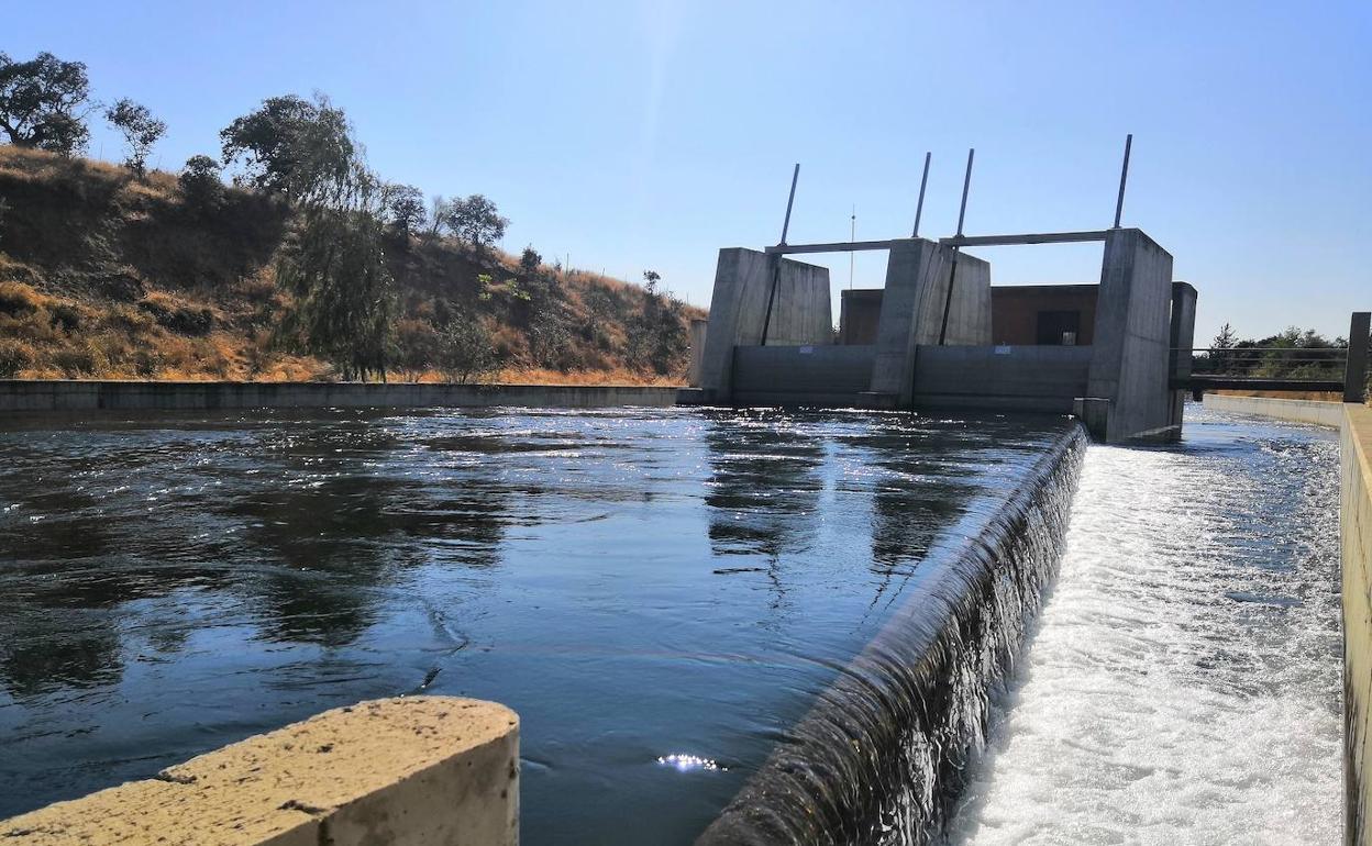 Compuertas del canal de Orellana. 