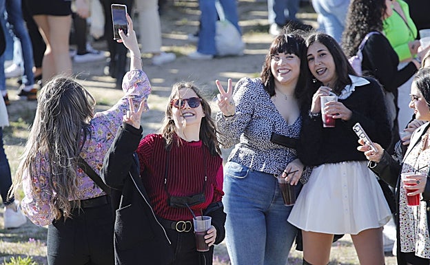 Imagen principal - Momentos de la Fiesta de la Primavera, este jueves en Cáceres. 