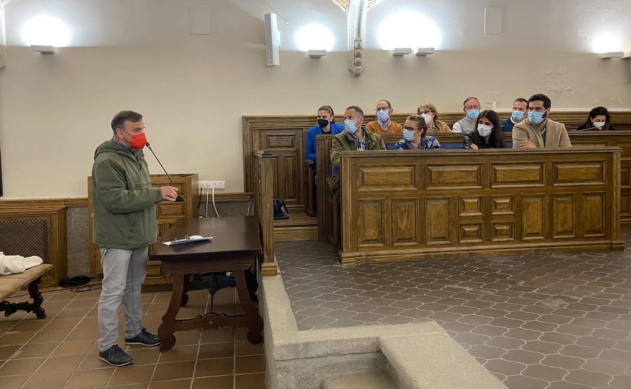 Blas Iglesias durante su intervención esta mañana en el pleno municipal de Plasencia. 