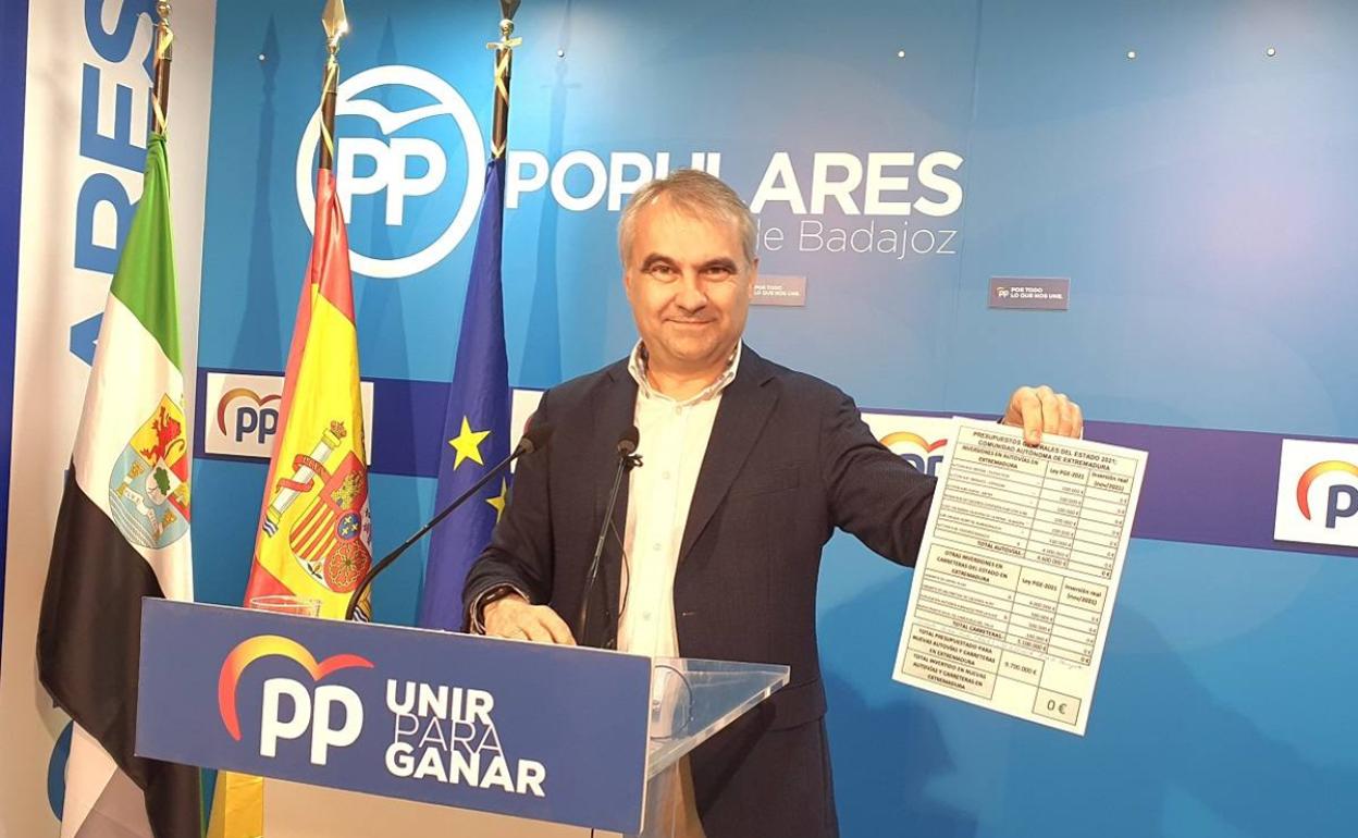 El senador del PP, Francisco Fragoso, muestra el listado de obras presupuestarias. 