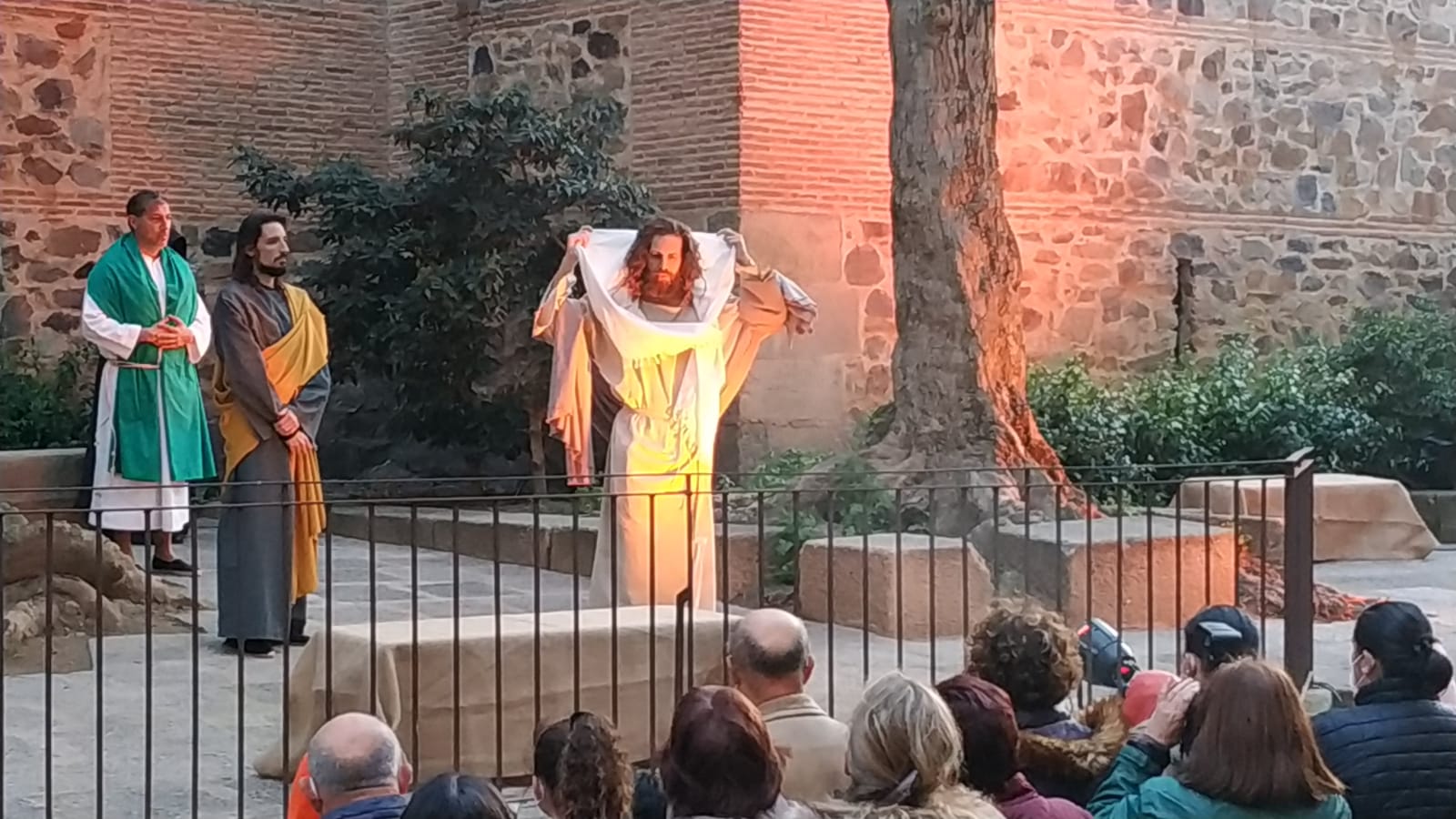 Fotos: Cientos de cacereños siguen la Pasión Viviente