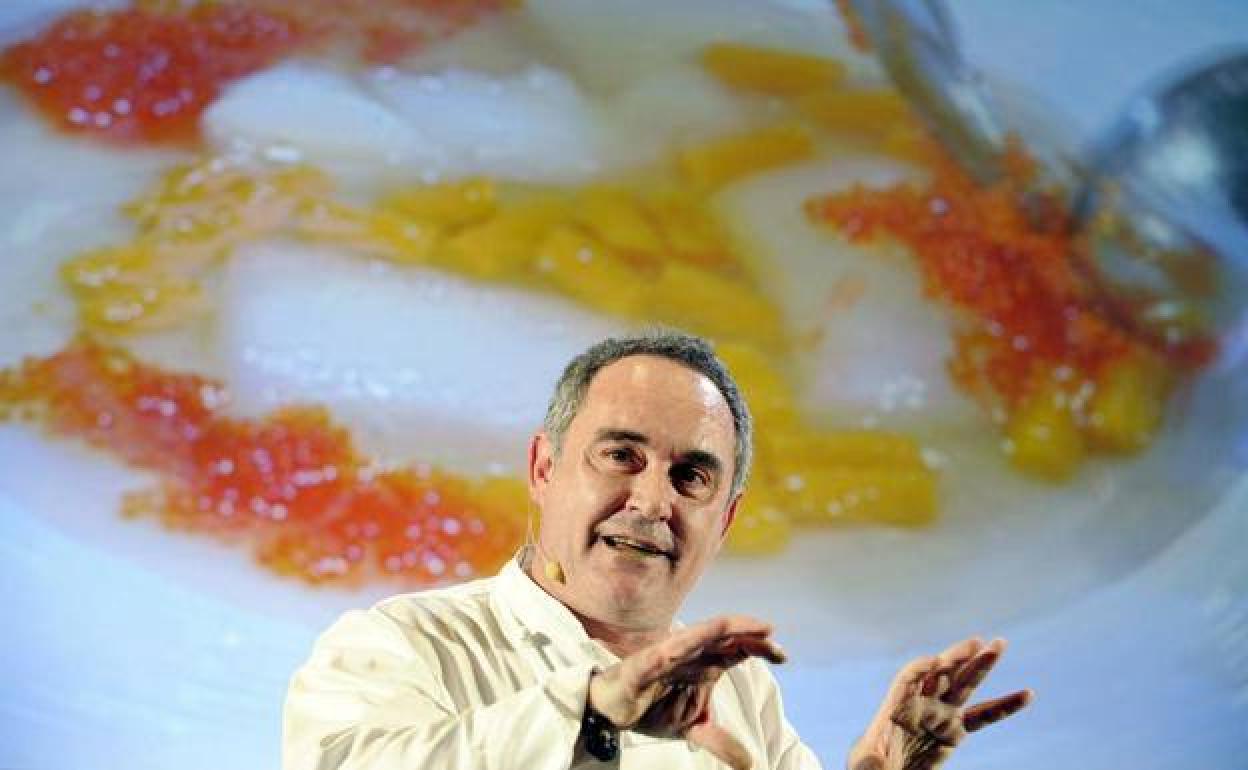 Ferran Adrià interviene en Tokio ante la foto de uno de sus platos.